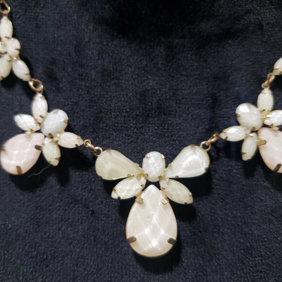 Claire's Womens White Floral Beaded Fashion Statement  Necklace - Picture 4 of 8